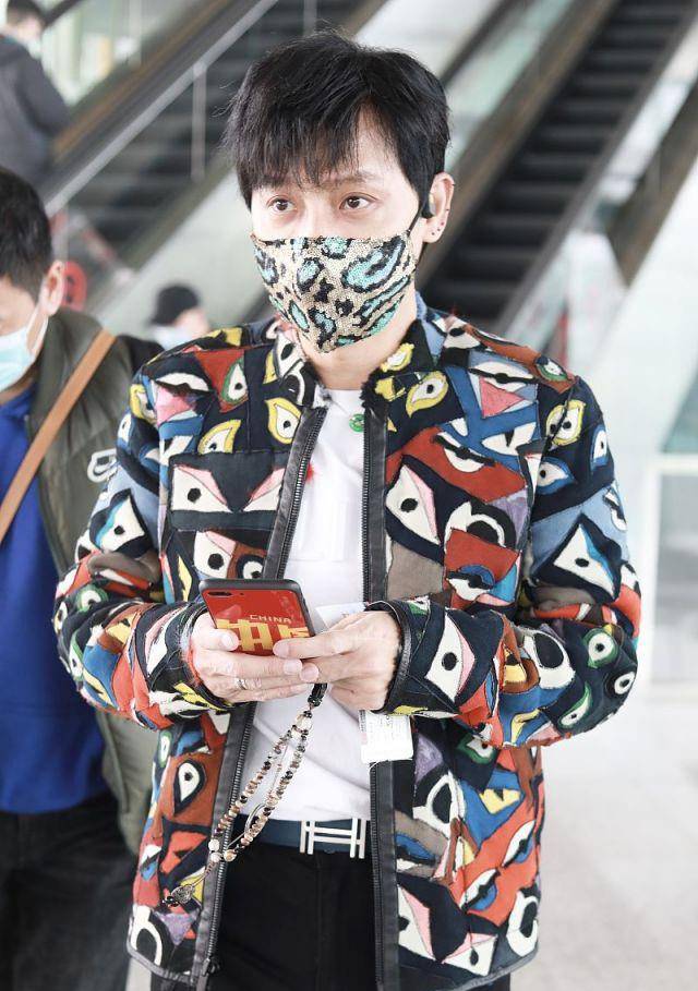 设计|陈志朋瘦了太显嫩！印花夹克配白T恤清爽减龄，中年男人都该学学