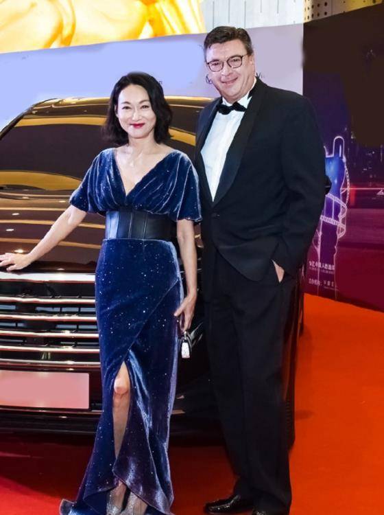 吴绮莉|吴绮莉骨子里透着贵气！穿“奶奶裙”也丝毫不显老，意外优雅高级
