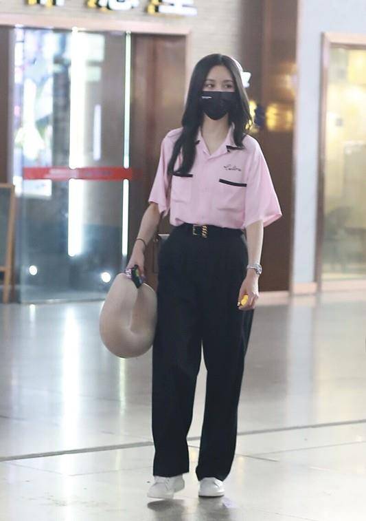 设计|徐静蕾不愧是文艺圈女神，“睡衣外穿”不显邋遢，反而穿出高街范