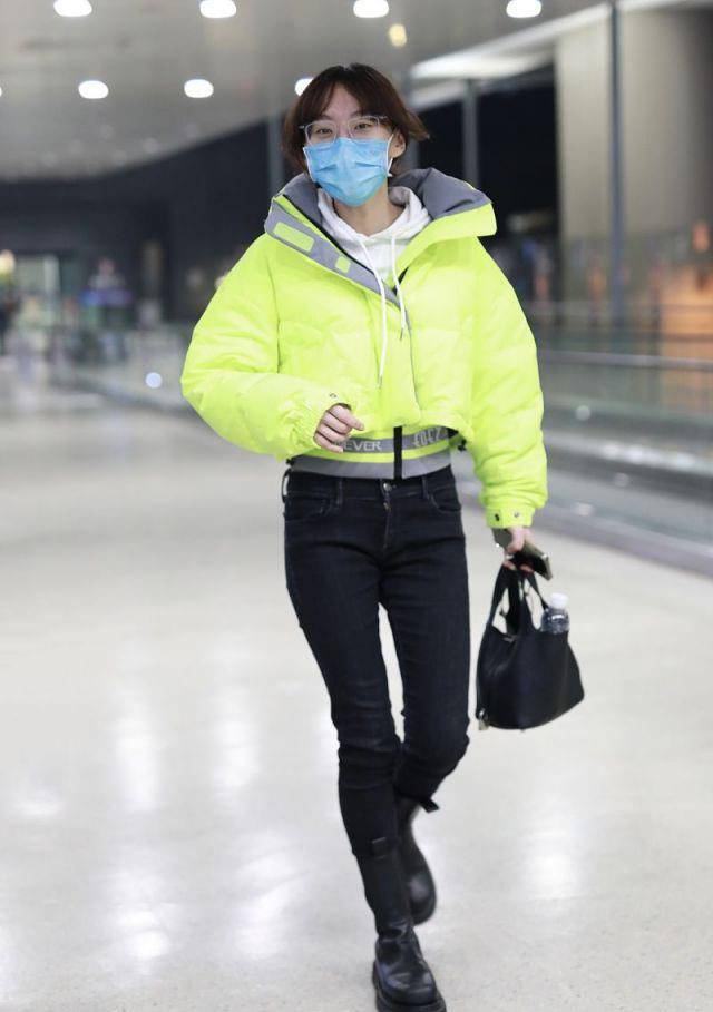 方法|闫妮女儿素颜走机场，穿短羽绒服长腿抢镜，身材虽好但颜值不如妈