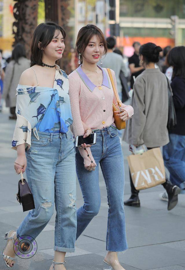 路线|黑色打底裤搭配白色上衣，超级显瘦，突出腿部线条