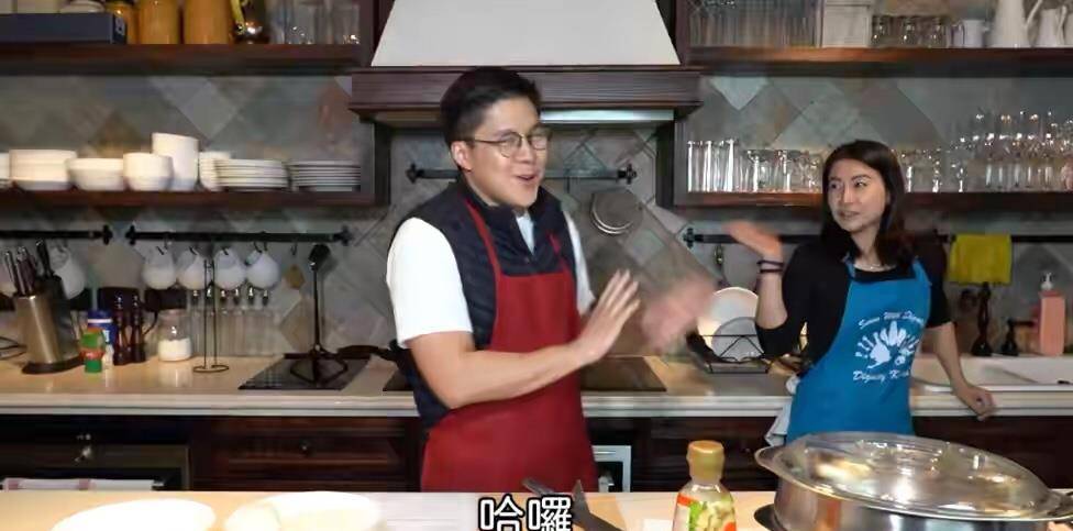 黑色|郭晶晶在家为霍启刚下厨真时髦，穿秀背式上衣戴1块头绳，太宠夫