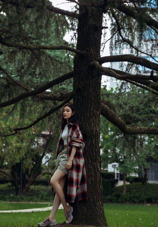 女生|倪妮在气质这块没输过，长款格纹外套配露脐装时髦精致，利落大气