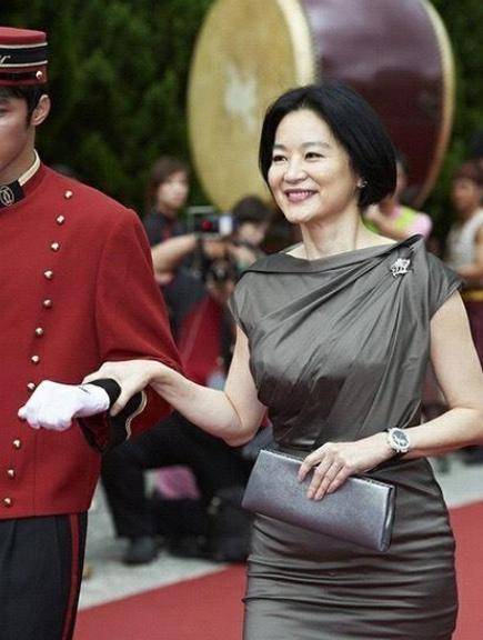 服装|林青霞太任性，皱巴巴的裙子都敢拿来穿，不仅不丑，意外雅致高级