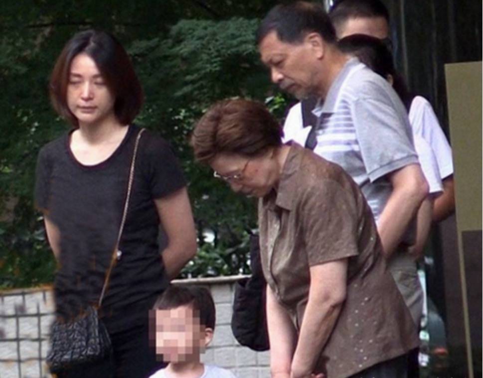 脖颈|连美颜都盖不住董卿的老态，素颜蜡黄脖颈满是皱纹，更像大婶了！