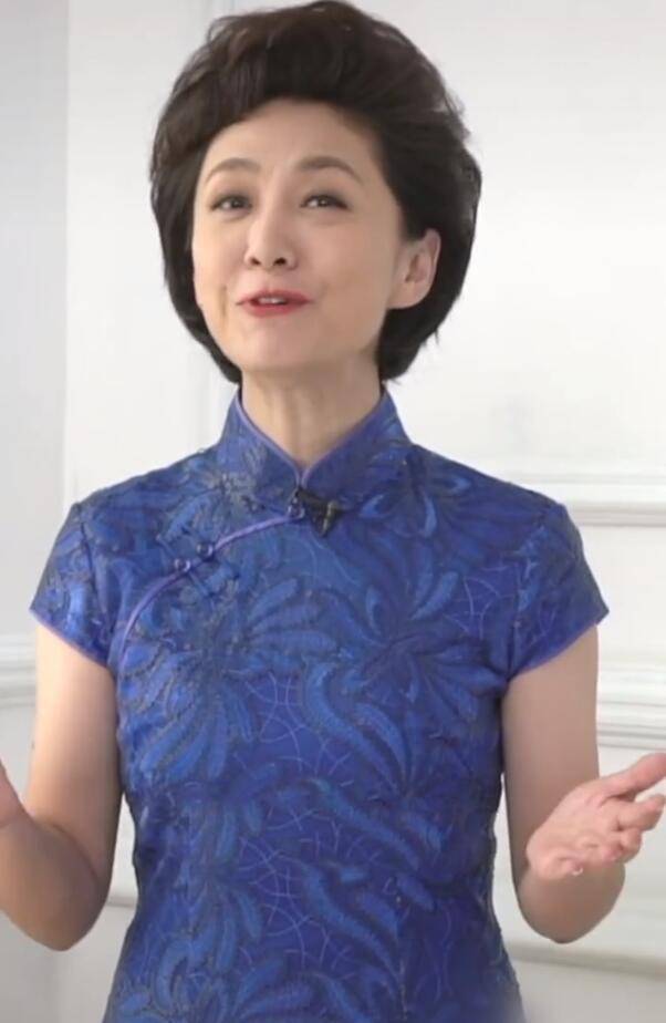 身材|央视主持海霞身材有多好，穿刺绣旗袍秀马蜂腰，女生看了酸到不行