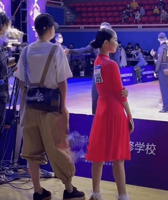 文章|马伊琍带女儿去医院！13岁爱马和妈妈一样高，妹妹沉迷斗舞好可爱