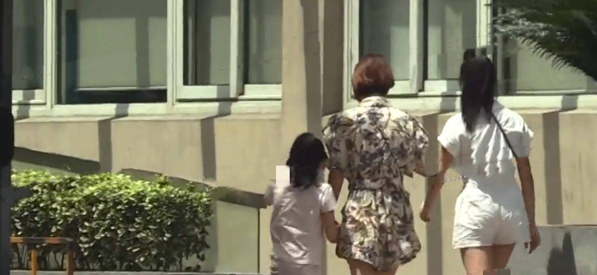 文章|马伊琍带女儿去医院！13岁爱马和妈妈一样高，妹妹沉迷斗舞好可爱