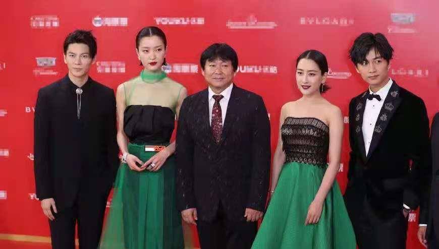 差距|马苏与杜鹃撞衫，同穿绿裙气质差距大，网友：明星与超模真不一样