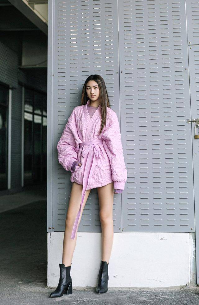 设计|17岁任晴佳T台秀长腿，这气场和身材太惊艳了，不愧是任达华女儿