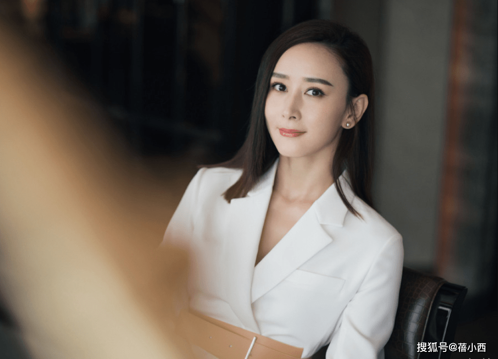 套装|有钱人穿衣更简约,阔太胡静|“真空”穿西装高配阔腿裤,真高级