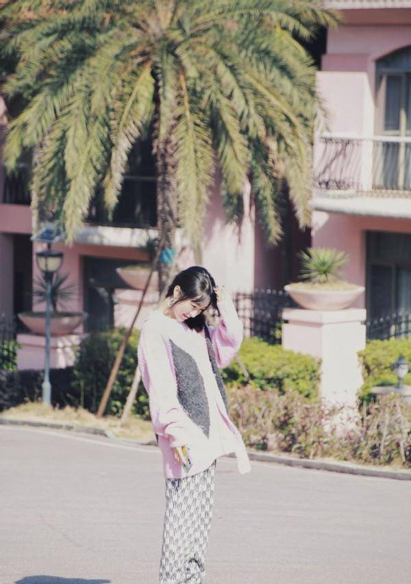 整体|李菲儿品味真不俗！穿奶奶衫配奶奶裤，看似老土，实则慵懒又高级