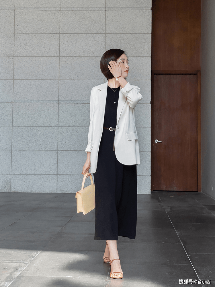 套装|有钱人穿衣更简约,阔太胡静|“真空”穿西装高配阔腿裤,真高级