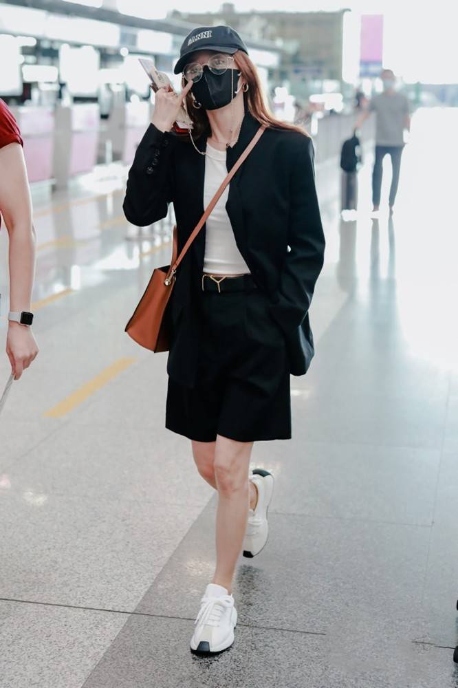 西装|秦岚穿西装短裤赶飞机，瘦得腿细膝盖也突兀，既要美也要多吃饭呀