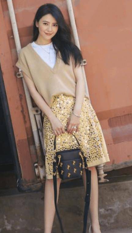 黑色|杨幂带火了反季节穿衣，夏天穿毛衣配短裙，“上厚下薄”太时髦