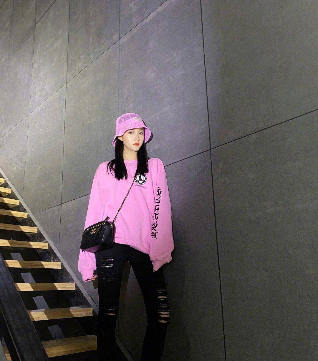 锁骨|关晓彤也迷上淡黄的长裙!修长小腿+美丽锁骨,好一幅夏日美景!