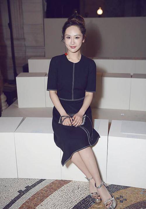 黑色|林允真不会挑裙子，就算杨紫穿的也很简单，但是看着更可靠点