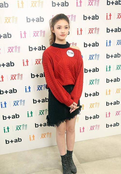 黑色|林允真不会挑裙子，就算杨紫穿的也很简单，但是看着更可靠点