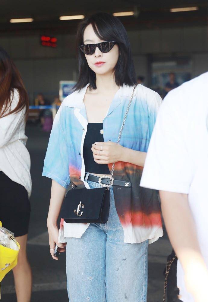 身材|32岁宋茜终于穿抹胸背心走机场，200块尽显完美感，女团C位不简单