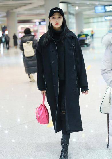 整体|李菲儿品味真不俗！穿奶奶衫配奶奶裤，看似老土，实则慵懒又高级