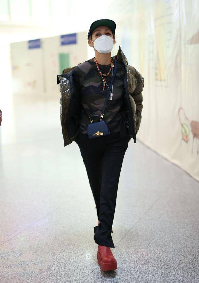 宁静|宁静越来越“不羁”，羽绒服半穿半披，48岁的年龄18岁的气质