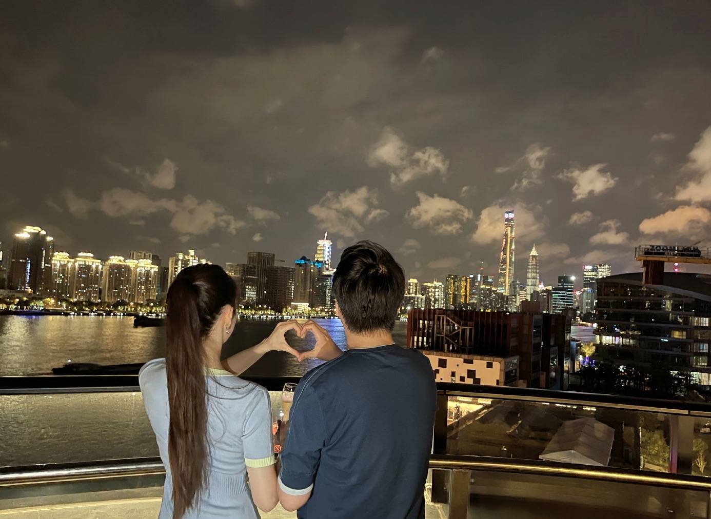设计|吉娜产后恢复得真好，穿小香风针织裙秀小蛮腰，和郎朗比心好甜腻
