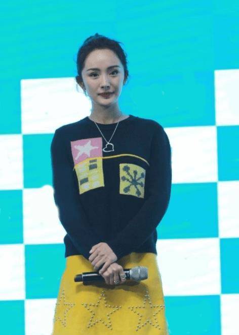 黑色|杨幂带火了反季节穿衣，夏天穿毛衣配短裙，“上厚下薄”太时髦