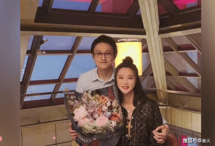 身材|奥运冠军惠若琪罕秀恩爱！穿低领裙身材丰腴，老公胡子拉碴矮一截