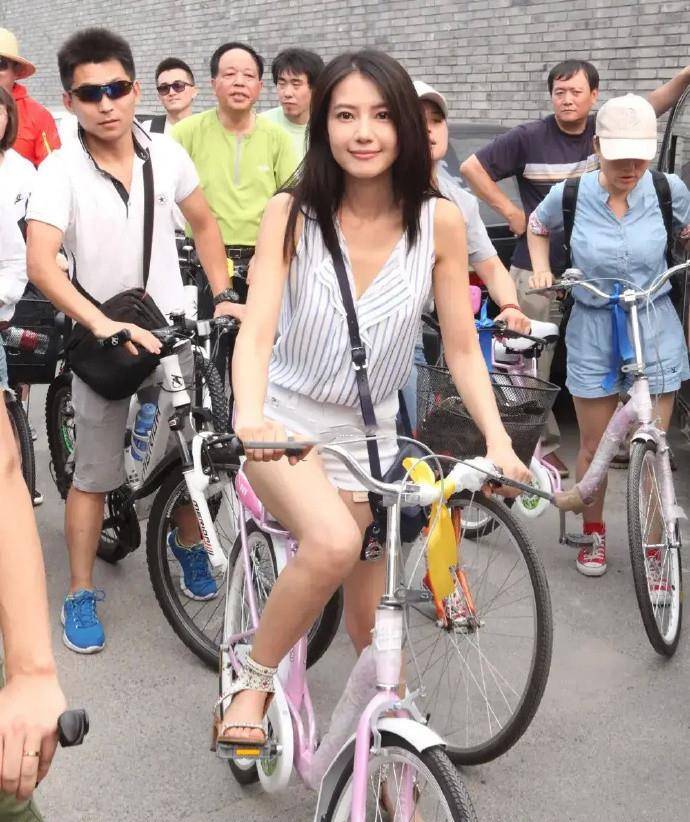 真抢镜|高圆圆也有放飞的时候,条纹衫+超短裤再扮单车女神,长腿真抢镜