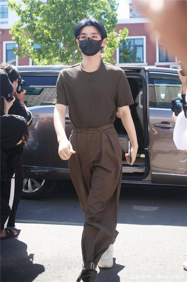 米卡|INTO1成员穿搭超撩人！刘宇酷飒，力丸可爱，米卡港风十足！