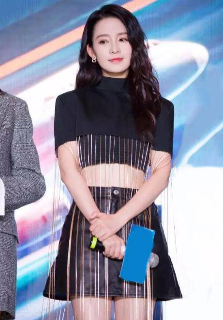 设计|李沁真时髦！一身暗色穿搭看着成熟却不显老，“腋下包”真有品位