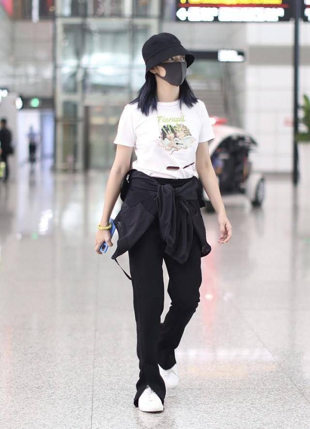 黑色|姚晨的穿搭挺有品位的，上衣裙摆都“开叉”，一般人不敢尝试