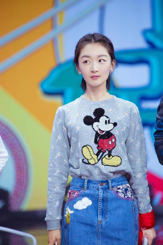 周冬雨|周冬雨和关晓彤撞衫同款拉链裙，穿出了小个子优势，完全不输气场