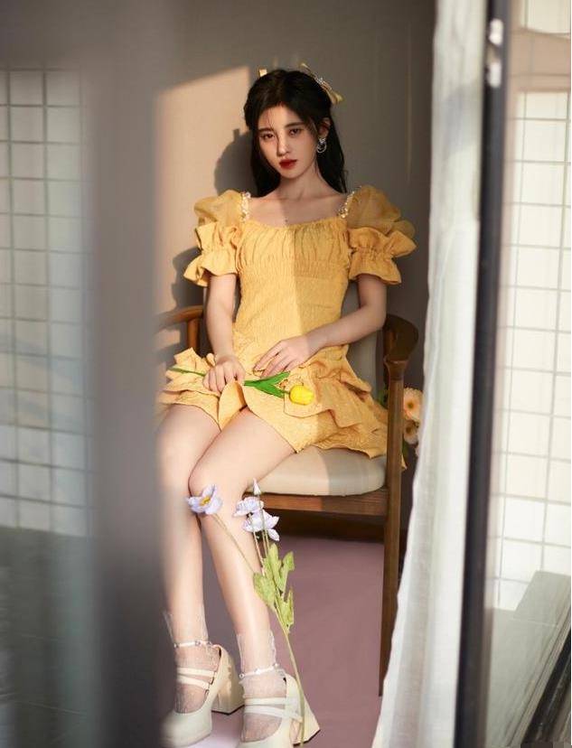 鞠婧祎|鞠婧祎穿方领裙也太美了，腿长显得有1.2米，身材比超模还要好
