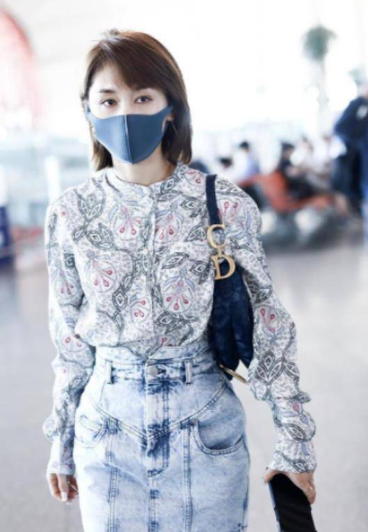 下半身|王子文真够辣的！印花衬衫配齐臀裙复古不失青春，蛇皮鞋太有品了