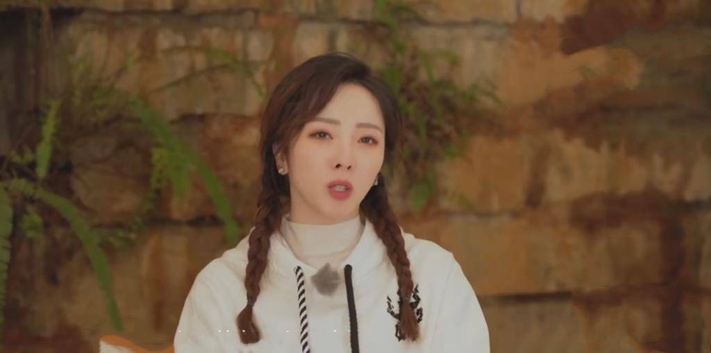 李思思|央视主持李思思上班拍片好惊艳，穿古装美成嫦娥，身段苗条太出众