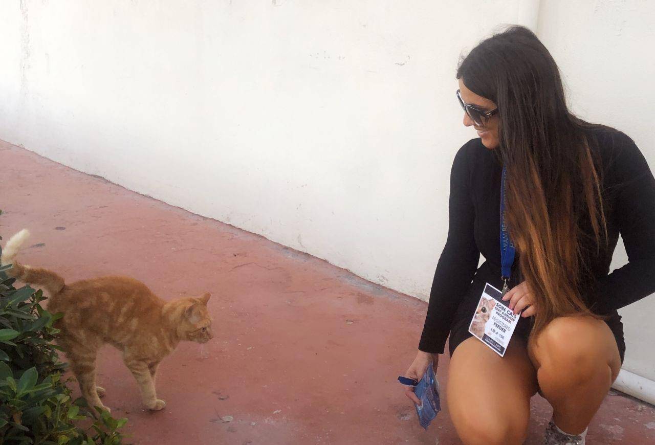 漂亮|克劳迪娅·罗曼尼穿黑色紧身迷你连衣裙，展现曲线之美，动感有型