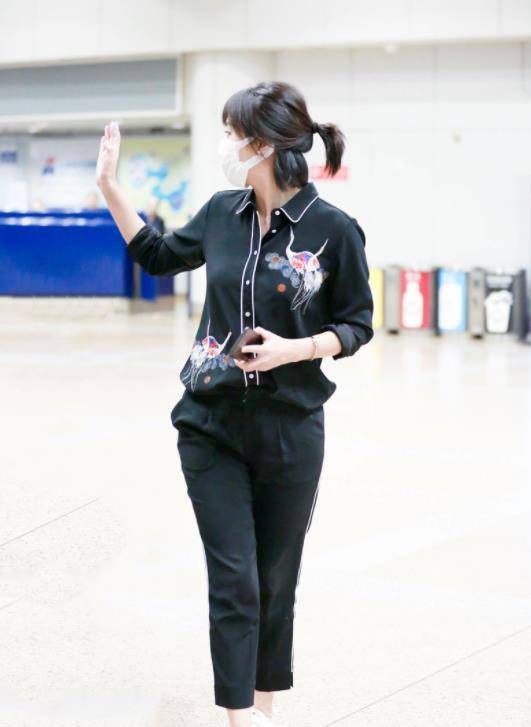 设计|徐静蕾不愧是文艺圈女神，“睡衣外穿”不显邋遢，反而穿出高街范