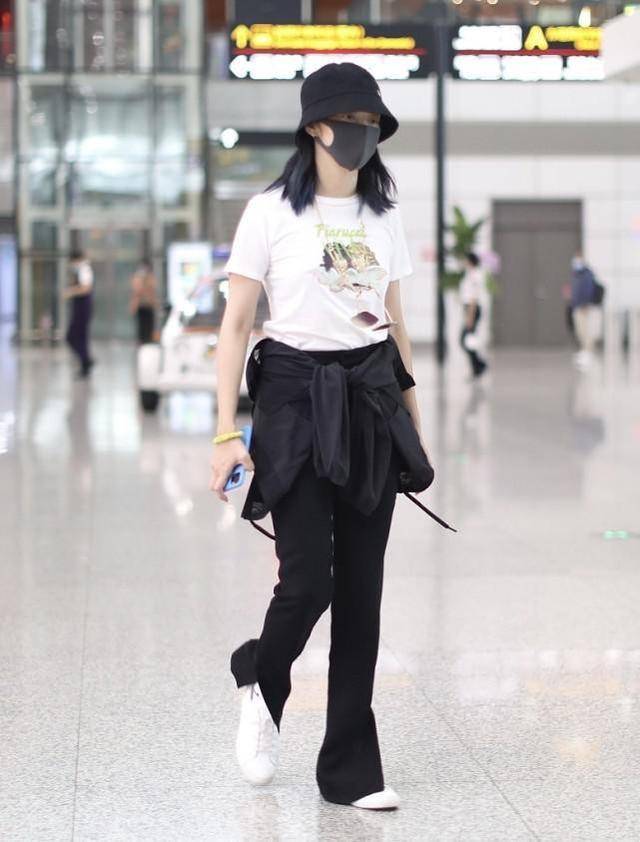 黑色|姚晨的穿搭挺有品位的，上衣裙摆都“开叉”，一般人不敢尝试