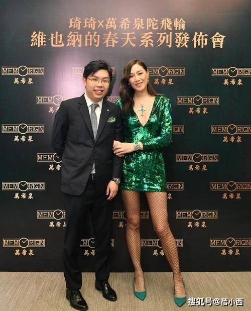 亮点|任达华琦琦“夫唱妇随”，女的穿印花裙，男的像穿粉西装，真时髦