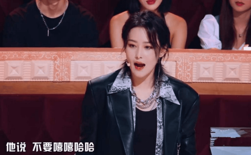 显得|张馨予挺会赶时髦，穿男式衬衫玩“下衣失踪”，配长靴也不怕捂脚