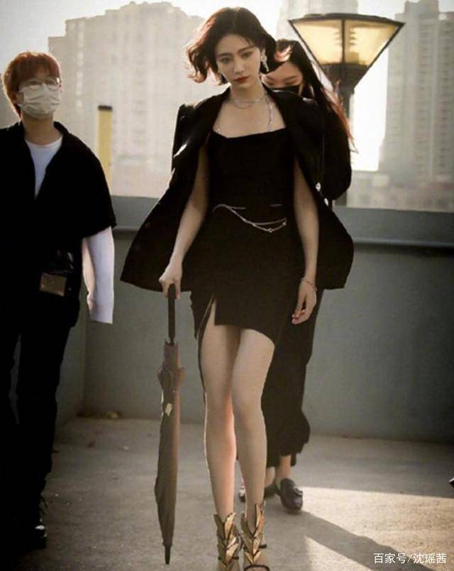 设计|50岁钟丽缇穿吊带裙亮相，这身材曲线赛过超模，魅力锋芒丝毫不减