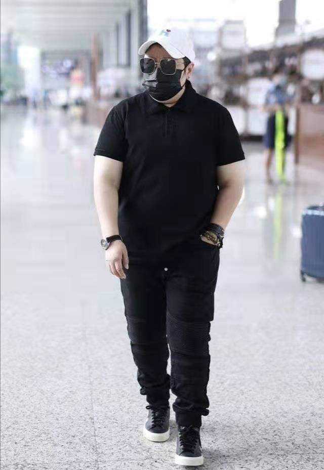 全黑|韩红机场近照瘦不少，穿紧身裤小腿纤细，全黑造型似保镖好严肃？
