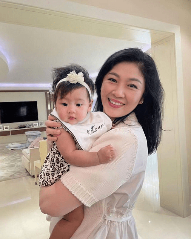 饱和度|英拉一家10口为侄女庆生，哥哥祖孙三代齐亮相，一家人穿成暴发户