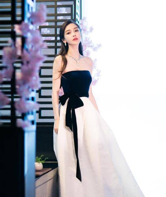 杨颖|Baby不愧是当模特出身的，穿欧美限定款长裙，却有东方美人的韵味