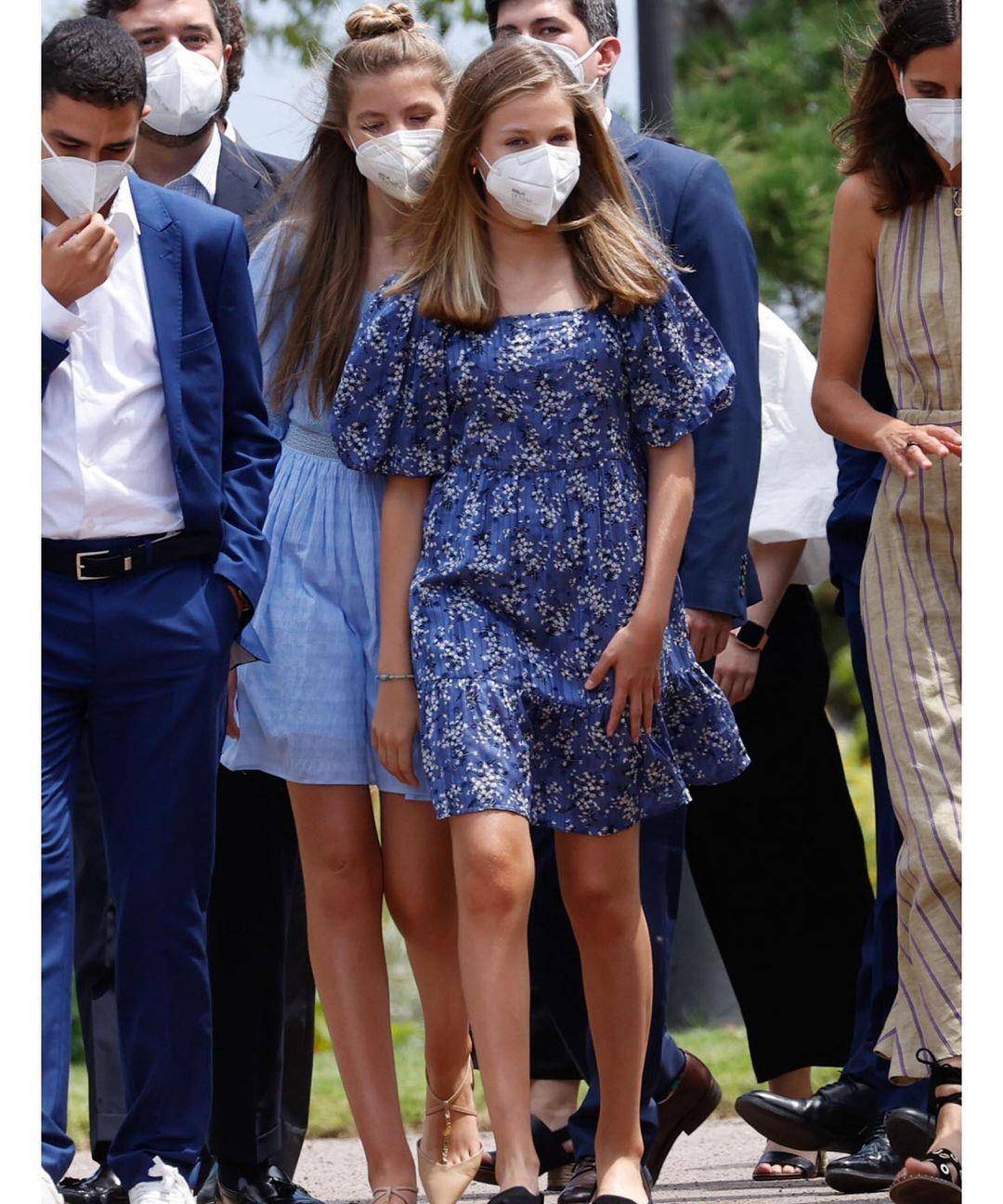 全家|西班牙全家齐亮相，索妹清新蓝裙走少女风，身高优势“秒杀”莱后