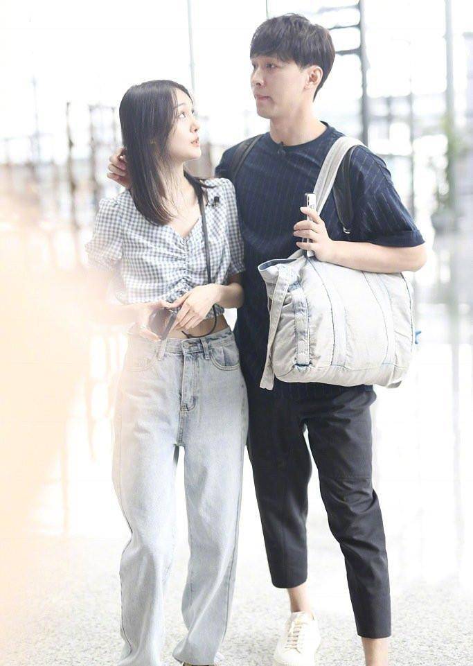 黑色|郑爽五一假期太高调，穿秀脐衬衫配“20cm打底衫”，美成机场焦点