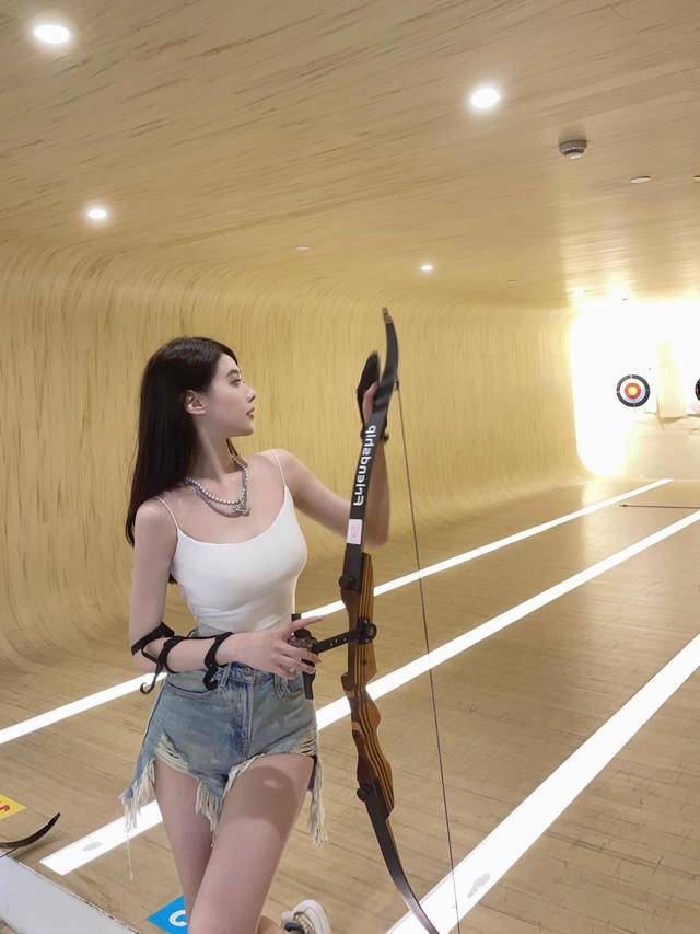 te|吊带背心上衣简洁又干练且又充满女人味
