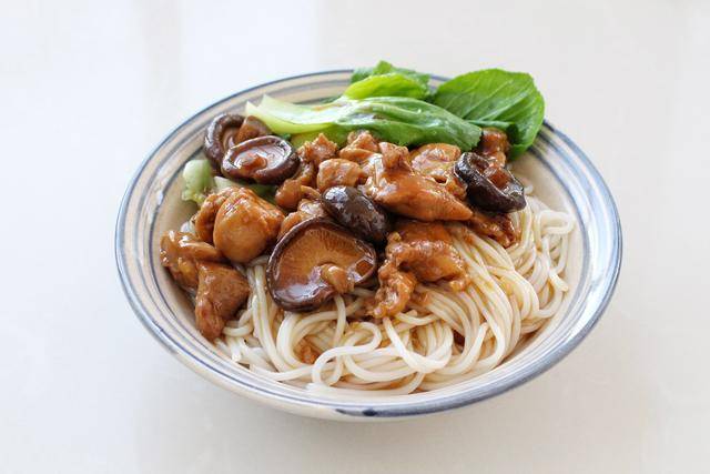 原创一个鸡腿,一把香菇做成卤汁,嫩滑鲜美香喷喷,拌面条能吃两大碗