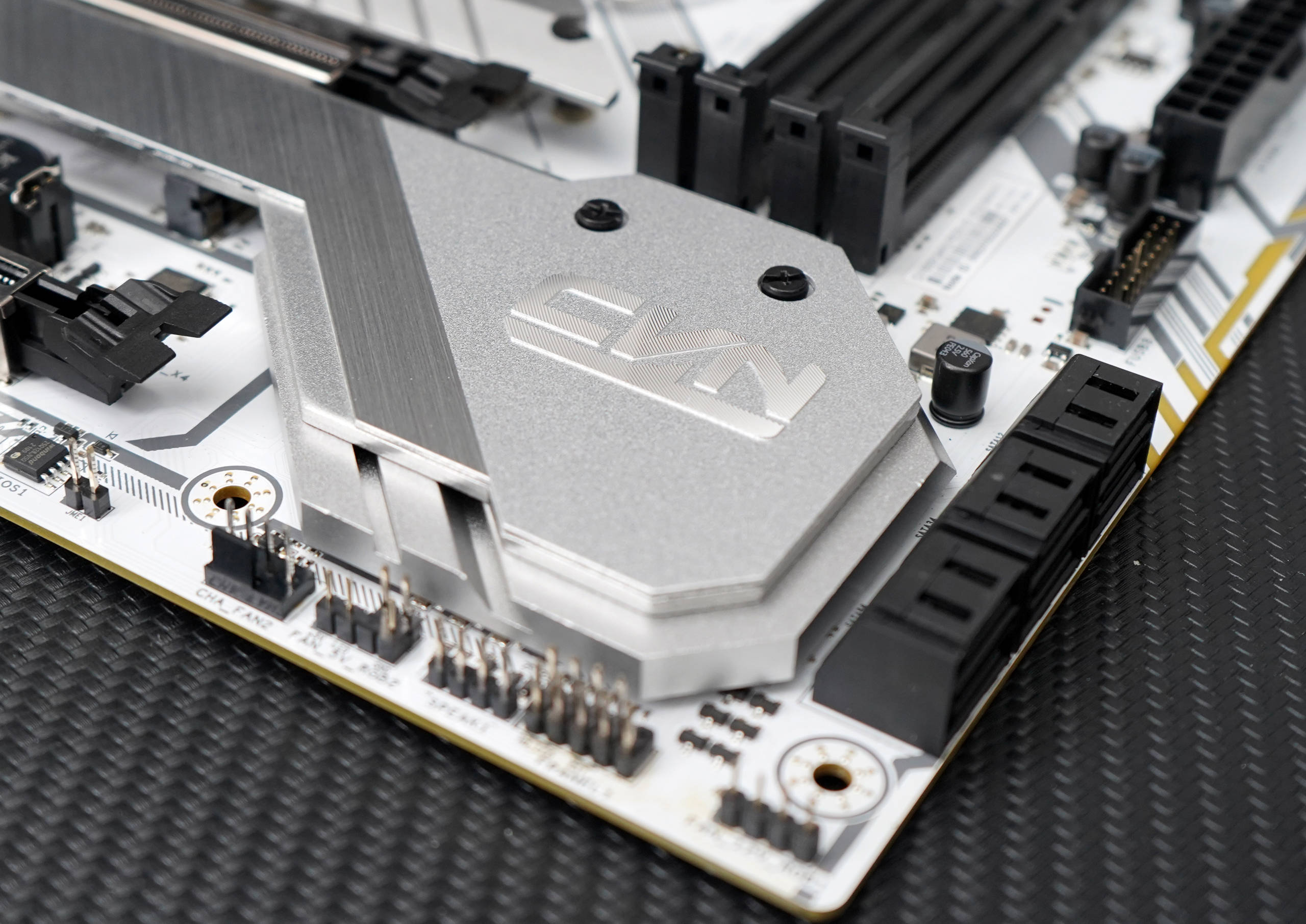 原创七彩虹cvnb560mgamingfrozen主板评测颜值在线供电够强